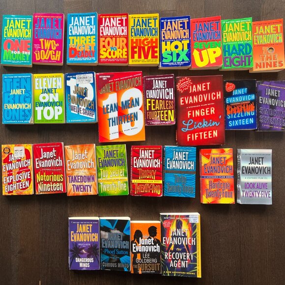 *SIGNED COPY* Janet Evanovich Lot Of 29 Stephanie Plum Books 1-25, plus 4 BONUS - Picture 1 of 3